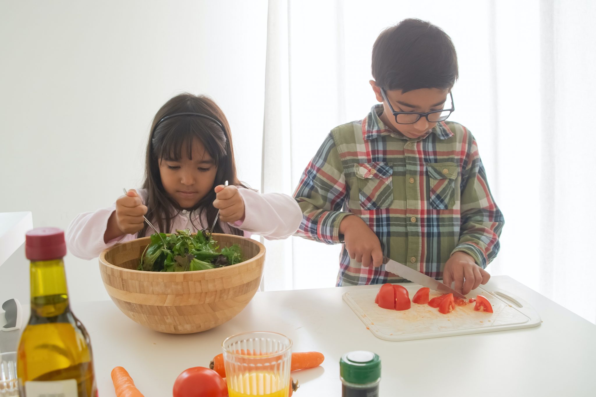 Ninos cocinando 2048x1365 1
